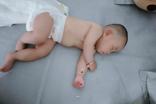 蓬莱宝宝脸上有白色斑块